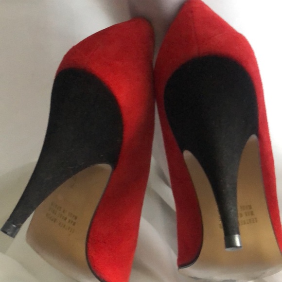 Morgan Taylor Vintage Red and Black Suede Heels For The Eccentric Y2K Tribe😍 - Picture 4 of 6